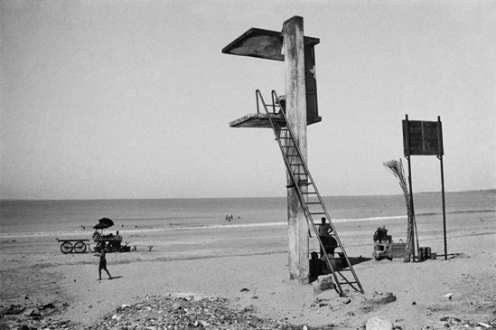 Pablo Bartholomew – Outside In - Juhu Beach, Bombay, 1977. Gelatin silver print, edition of 10 (+3 AP), 16 x 24 in.