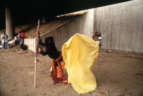 Senga Nengudi – Performances 1976 – 81 - Senga Nengudi, Freeway Fets, 1978. 